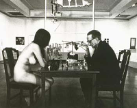 Marcel Duchamp gioca a scacchi con Eve Babitz in uno scatto di Julian Wasser, 1963